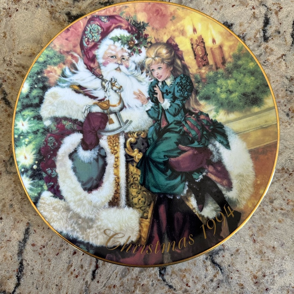 Avon Green and Red Holiday Decor Plate